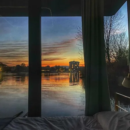 Jacuzzi & Relax On Greyhouseboat Botel