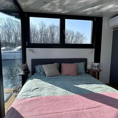 Hotel en barco Jacuzzi & Relax On Greyhouseboat Dormelletto