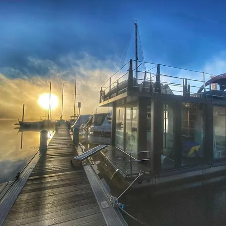 Jacuzzi & Relax On Greyhouseboat Hotel en barco